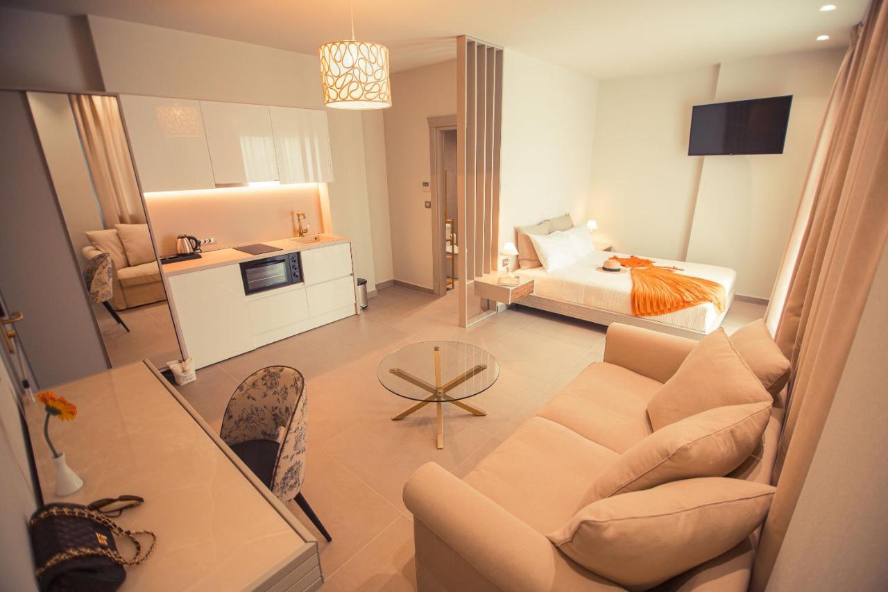 Io Luxury Pool & Hot Tub Suites Preveza Ngoại thất bức ảnh