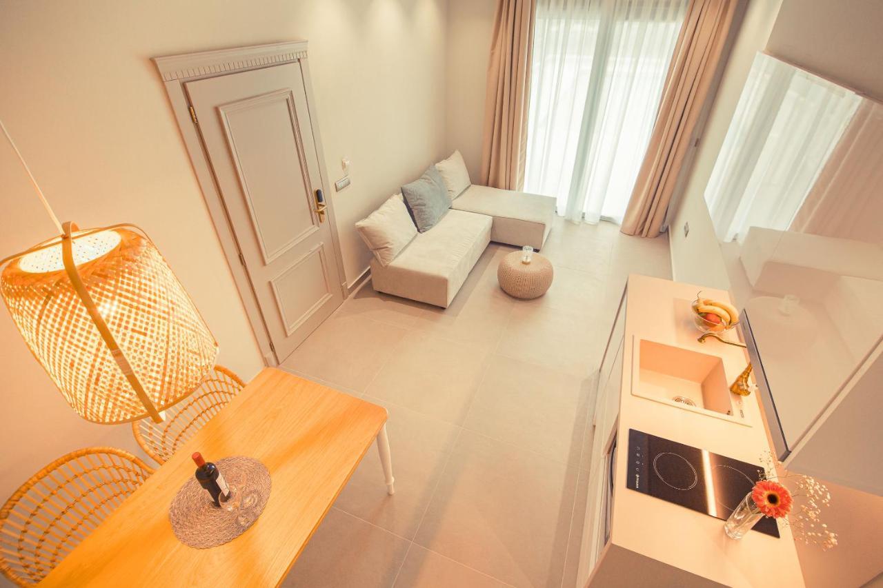 Io Luxury Pool & Hot Tub Suites Preveza Ngoại thất bức ảnh
