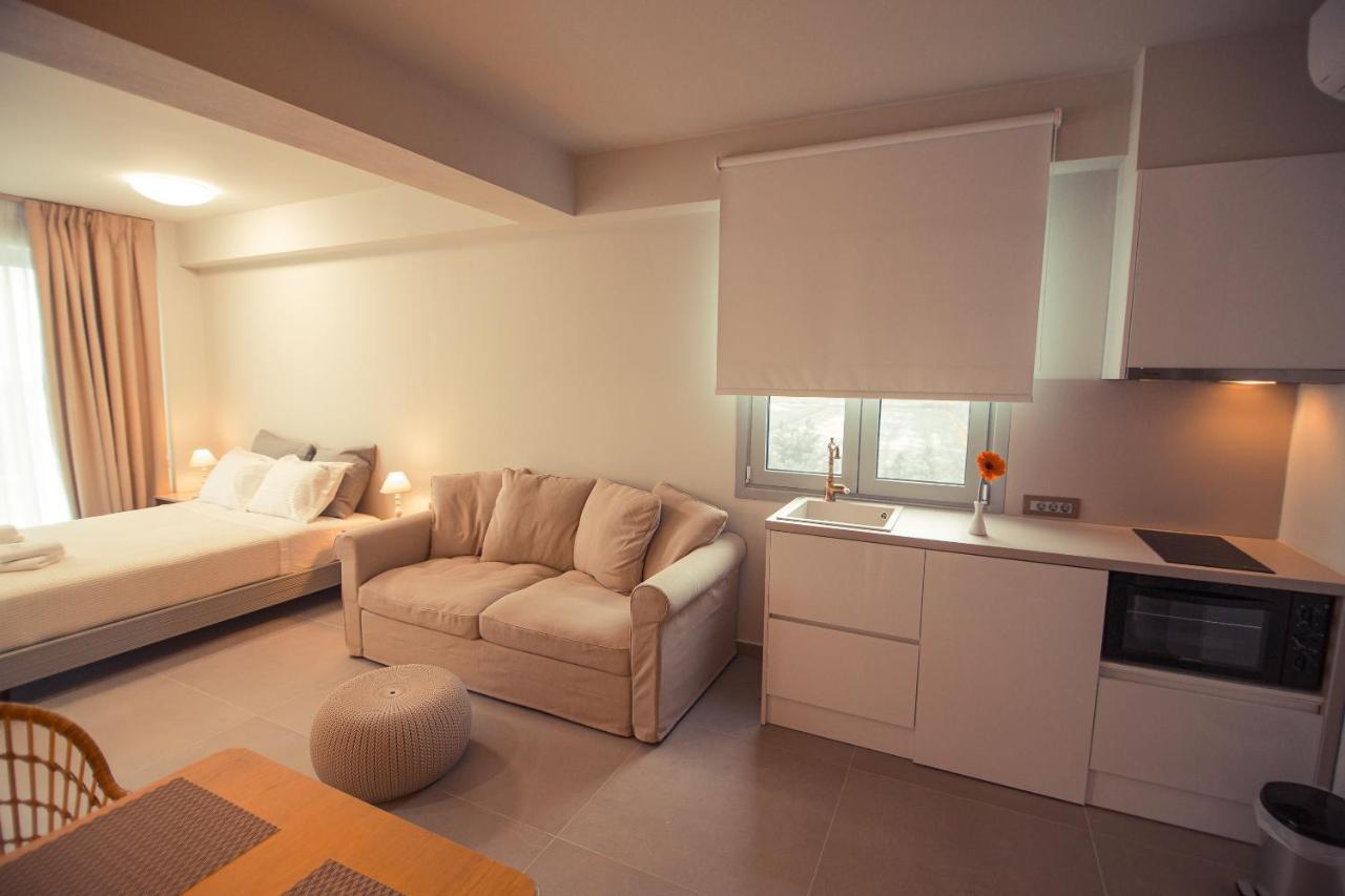 Io Luxury Pool & Hot Tub Suites Preveza Ngoại thất bức ảnh