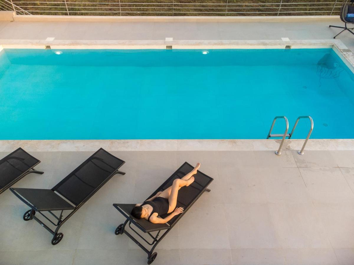 Io Luxury Pool & Hot Tub Suites Preveza Ngoại thất bức ảnh